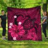 FamilyGater Quilt - Hawaiian Map Big Turtle Hibiscus Plumeria Tribal Polynesian Premium Quilts - Pink - AH - J6C